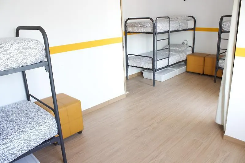 Rich & Poor Hostel Αλμπουφέιρα